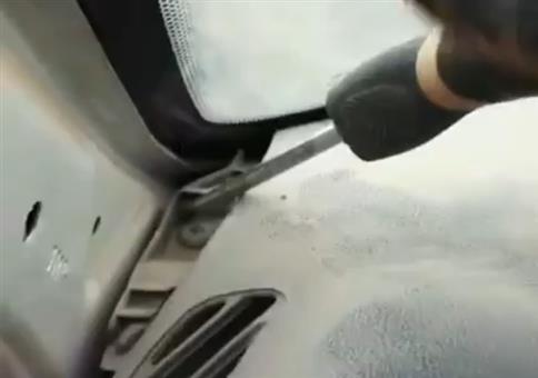 Im Auto eine bestimme Schraube lösen