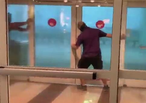 Tür zuhalten - Leicht stürmisch draußen