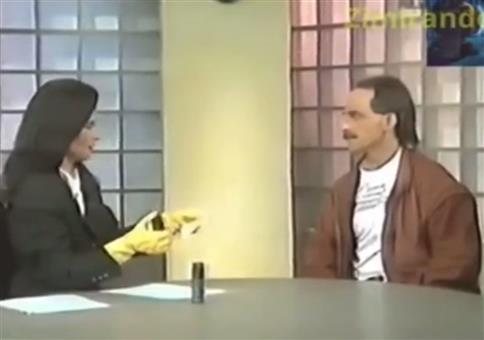 Zeug ins Gesicht sprühen