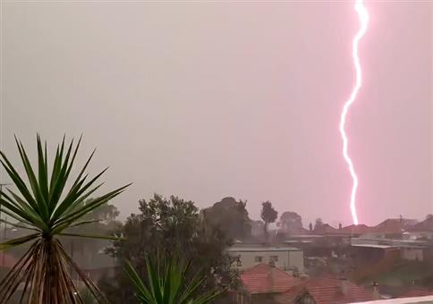 Da schlägt der Blitz direkt neben dir ein