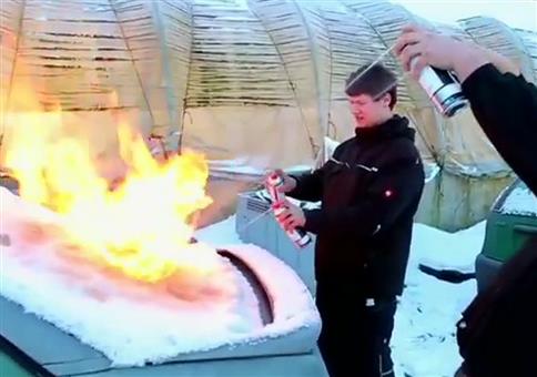 Auto Feuer und Eimer Wasser enteisen