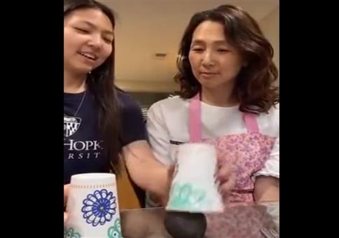 Zaubertrick für Mama: Avocado im Becher