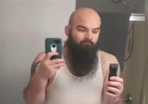 Er rasiert sich seinen schönen Bart ab