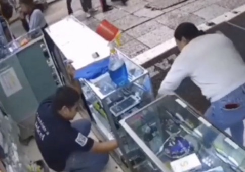 Dieb verfolgen, aber Ladentheke im Weg