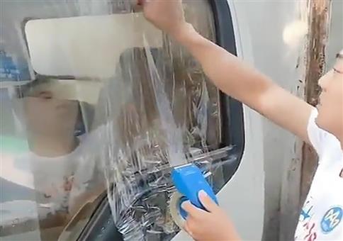 Autoscheibe und Klebeband