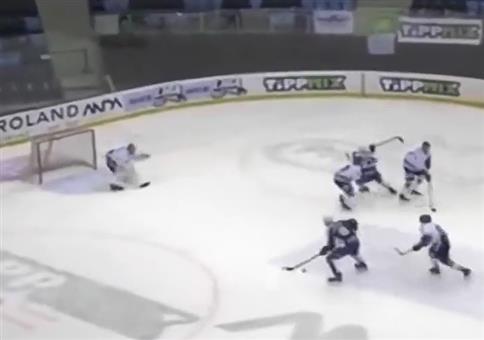 Durch die Scheibe beim Eishockey