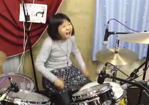 Die Kleine hat richtig Bock aufs Drummen
