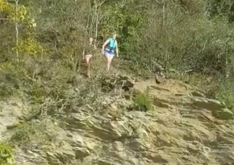 Grazil von der Klippe springen