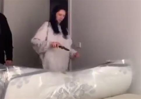 Die neue Matratze auspacken