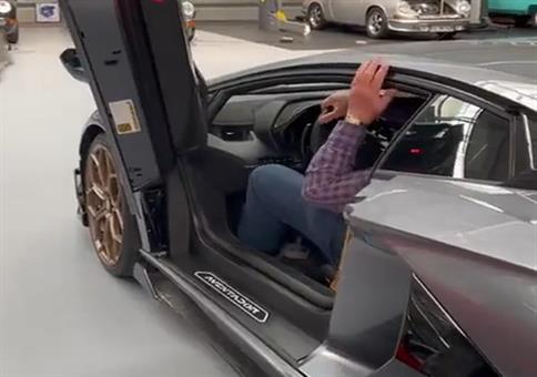 Elegant aus dem Sportflitzer aussteigen