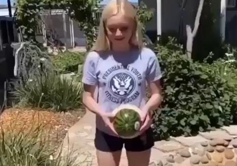 Wenn sich die Melone mit den Gummibändern rächt