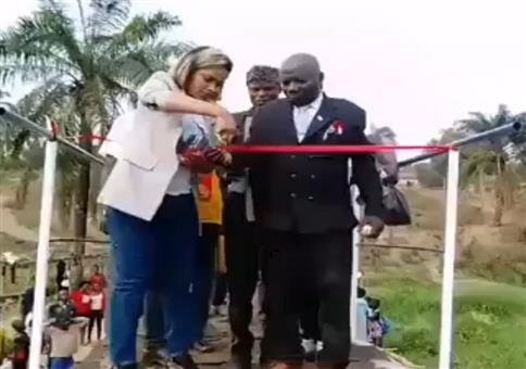 Die neue Brücke eröffnen