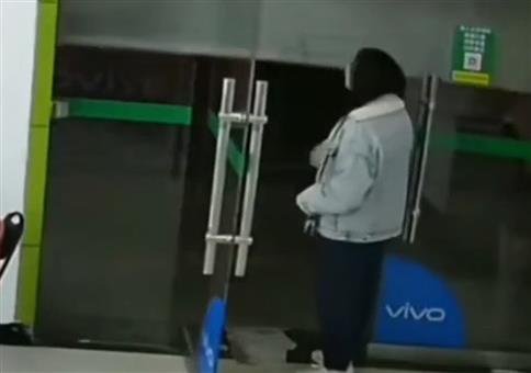 Kurz vor Ladenschluss kommt noch jemand ins Geschäft