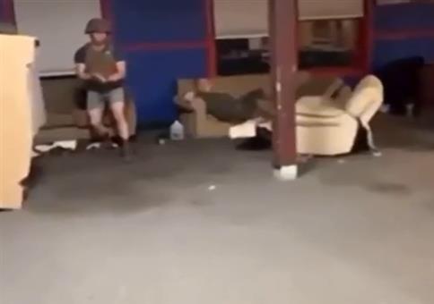 Mit Helm und Schutzweste aus dem Fenster springen