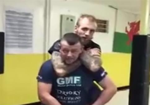 Wie du aus einem Schwitzkasten entkommst