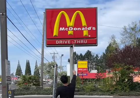 Den Pömpel auf Firmenlogos knallen