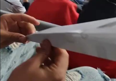 Papierflieger im Stadion