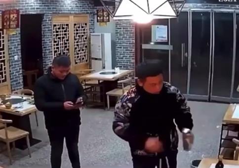 Kommt ein Bulle ins Restaurant