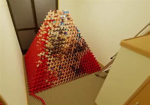 Überraschung beim Zusammenfall des Dominosteineturms