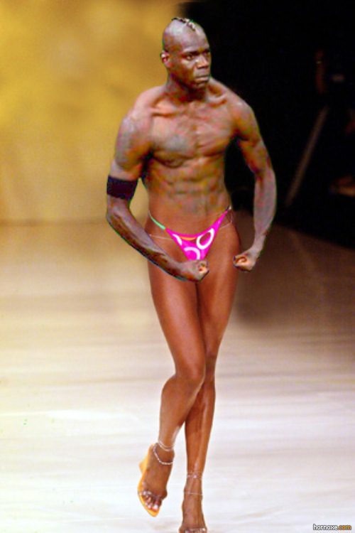 English top model Naomi Campbell presents a creation by designer Amir Slama for Rosa Cha as part of the Summer 2005 Sao Paulo Fashion Week in Sao Paulo, Brazil, June 21 2004.    AFP PHOTO/Evaristo SA