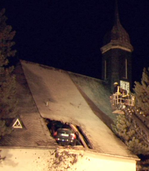 Bei einem spektakulâ°ren Unfall ist in der Nacht zum Montag (26.01.2009) ein Auto im Dach der Kirche von Limbach-Oberfrohna in Sachsen gelandet. Der 23 Jahre alte Fahrer wurde bei dem Unfall schwer verletzt, teilte die Polizei in Chemnitz mit. An einer Abzweigung sei der Fahrer mit stark Â¸berhËhter Geschwindigkeit einfach geradeaus Â¸ber eine leicht ansteigende Wiese weitergefahren, hieï¬ es. Foto: Michael Pape dpa/lsn (zu lsn 0041 vom 26.01.2009) +++(c) dpa - Bildfunk+++