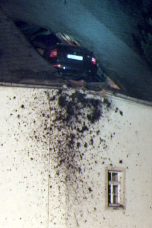 Bei einem spektakulâ°ren Unfall ist in der Nacht zum Montag (26.01.2009) ein Auto im Dach der Kirche von Limbach-Oberfrohna in Sachsen gelandet. Der 23 Jahre alte Fahrer wurde bei dem Unfall schwer verletzt, teilte die Polizei in Chemnitz mit. An einer Abzweigung sei der Fahrer mit stark Â¸berhËhter Geschwindigkeit einfach geradeaus Â¸ber eine leicht ansteigende Wiese weitergefahren, hieï¬ es. Foto: Michael Pape dpa/lsn (zu lan 0041 vom 26.01.2009) +++(c) dpa - Bildfunk+++