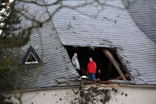 Ein riesiges Loch zeigt sich am Montag (26.01.2009) im Dach der Stadtkirche von Limbach-Oberfrohna in Westsachsen. In der Nacht war ein 23-jâ°hriger Autofahrer an einer Abzweigung geradeaus gefahren, durchbrach ein Straï¬engelâ°nder, streifte einen Baum und schlug nach etwa 30 Metern Flug in rund neun Metern HËhe in das Dach ein. Der Autofahrer wurde schwer verletzt. Foto: Jan-Peter Kasper dpa/lsn (zu lsn 0041 vom 26.01.2009) +++(c) dpa - Bildfunk+++
