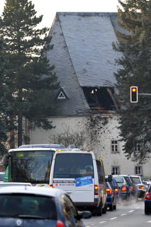 Ein riesiges Loch zeigt sich am Montag (26.01.2009) im Dach der Stadtkirche von Limbach-Oberfrohna in Westsachsen. In der Nacht war ein 23-jâ°hriger Autofahrer an einer Abzweigung geradeaus gefahren, durchbrach ein Straï¬engelâ°nder, streifte einen Baum und schlug nach etwa 30 Metern Flug in rund neun Metern HËhe in das Dach ein. Der Autofahrer wurde schwer verletzt. Foto: Jan-Peter Kasper dpa/lsn (zu lsn 0041 vom 26.01.2009) +++(c) dpa - Bildfunk+++