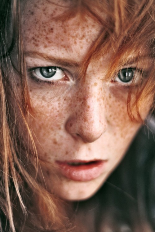 horni_babes100_red_21