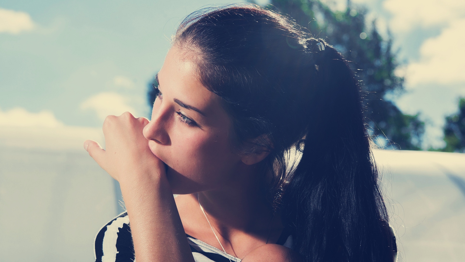 Обнимает девушку. Встреча любимого человека. Самые красивые пары. Девушка брюнетка грустные глаза. Влюбленная пара на море.