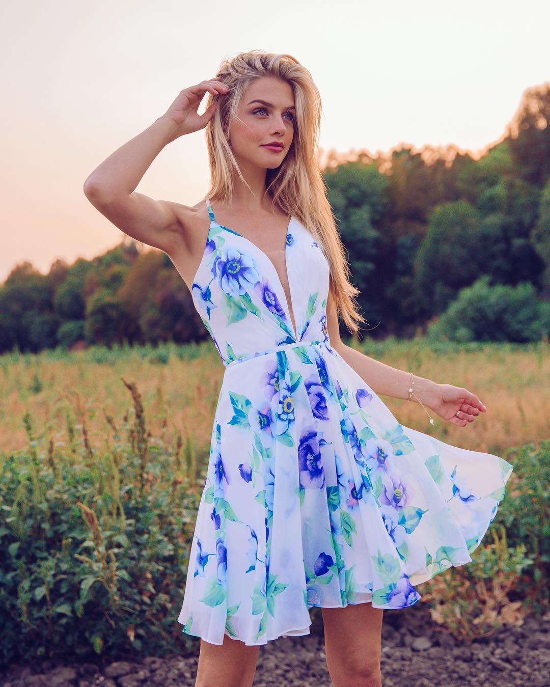 Молодые красивые девушки в платьях. Marina Laswick в платье.