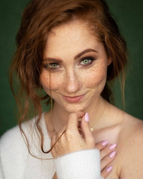 horni_babes390_red_04