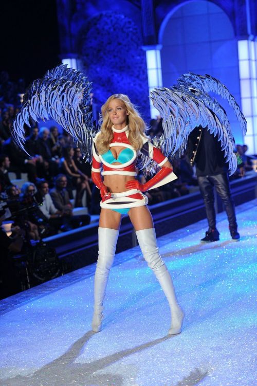 victorias_secret_fashion_show_2011_16