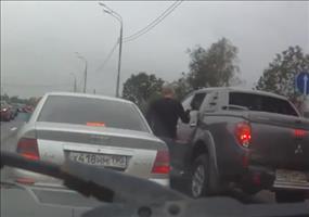 Er lässt es gar nicht erst zu einem Roadrage kommen